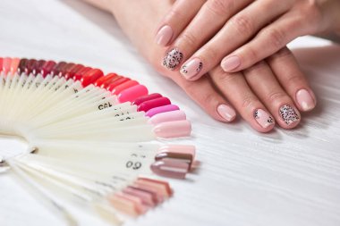 Çıplak manikür ile eller.