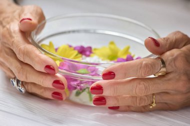 Su bir kase tutarak eller.