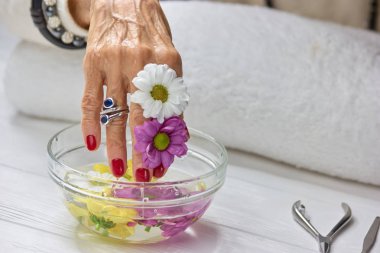 kaplıca tedavisi için eller.