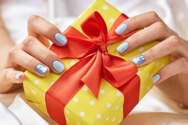 Noktalı Hediyelik kutu kadın elinde.