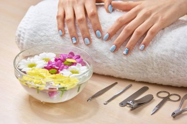 Manikürlü eller üzerinde havlu.