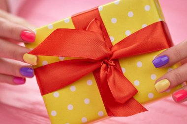 Güzel hediye kutusu kadın elinde.