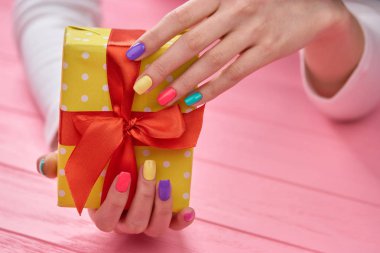 Hediyelik kutu içinde nazik eller.