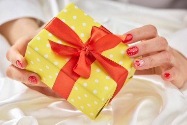 Hediyelik kutu içinde nazik eller.