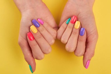 Kadın çivi farklı renklerde vernikli.