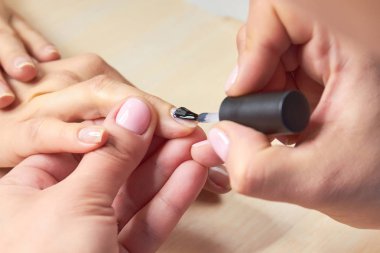 Şevval Özçelik Güzellik renksiz vernik uygulama.