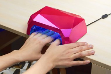 İstemci jelkot çivi üzerinde kurutma.