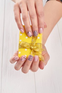 Erkek küçük hediye kutusu tutan eller.