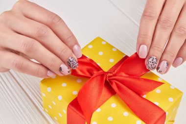 Kadın manikür ve güzel hediye.