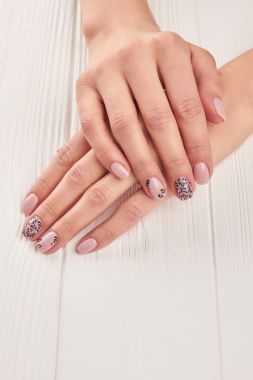 Güzel bakımlı kadın tırnak.