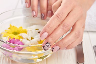 kaplıca tedavisi için eller.