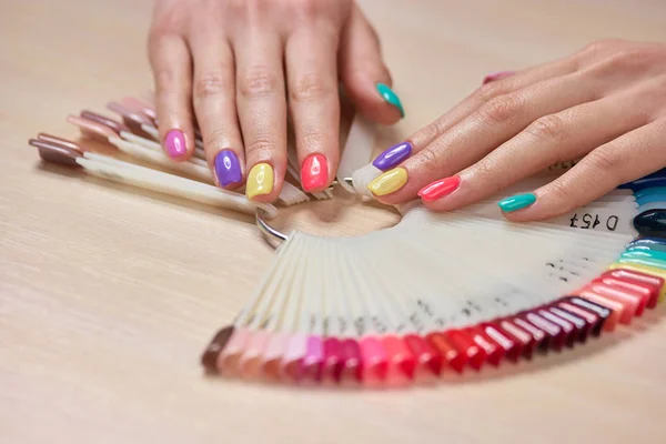 Многоцветный летний маникюр на женских руках . — стоковое фото