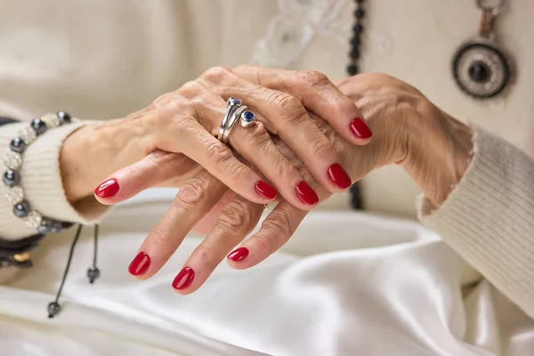 Роскошные женские руки с красным маникюром . — стоковое фото