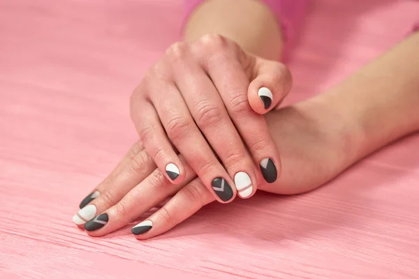 Dłonie dziewczyny z manicure czarno-białe. — Zdjęcie stockowe