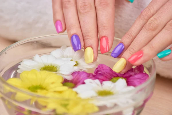 Mãos femininas recebendo tratamento de spa . — Fotografia de Stock