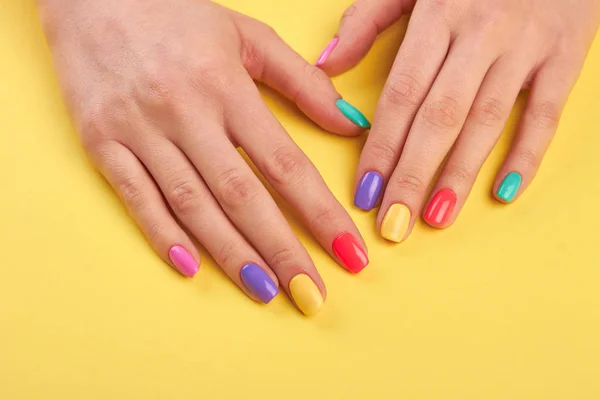 Mãos bem tratadas femininas com manicure . — Fotografia de Stock