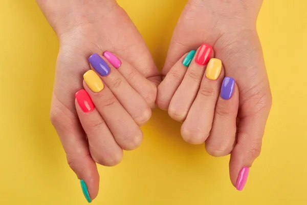 Clavos femeninos barnizados en diferentes colores . — Foto de Stock