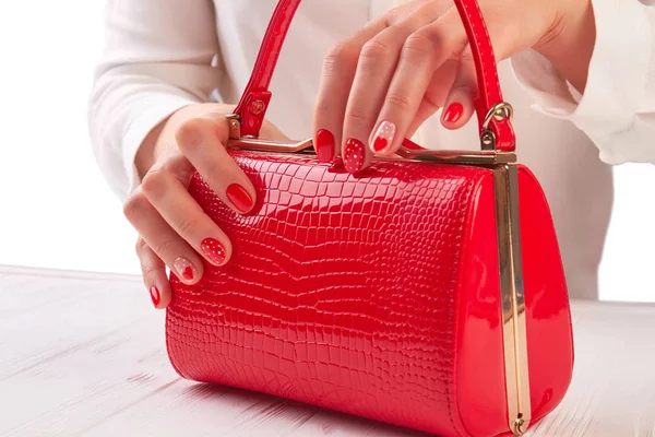 Kırmızı Lake el çantası eller.