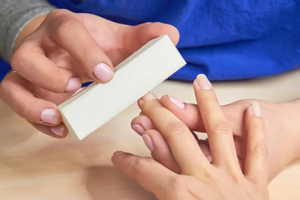 Manicura uñas de pulido al cliente . —  Fotos de Stock