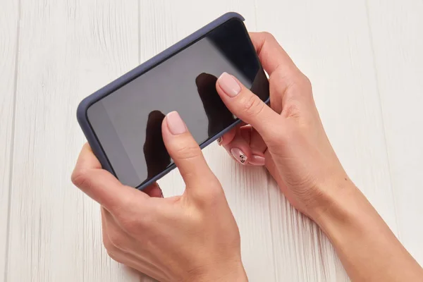 Smartphone in schönen weiblichen Händen. — Stockfoto