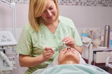 Microcurrent yüz tedavi.