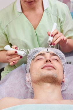 Microcurrent tedavisi, genç adam.