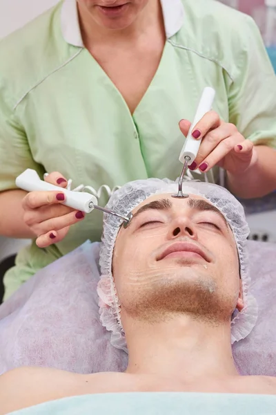 Microcurrent tedavisi, genç adam.