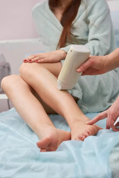 Tool applying wax on skin. — Stock Photo, Image