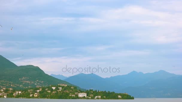Het Lago Maggiore en Alpen. — Stockvideo