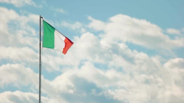Ιταλική σημαία στο φόντο του ουρανού. — Αρχείο Βίντεο