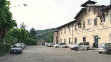 Tren garının yakınında arabalar.