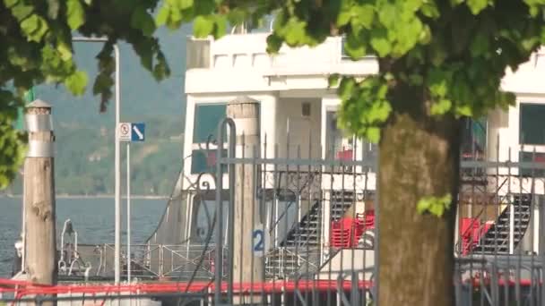 Barco com bandeira naval italiana . — Vídeo de Stock