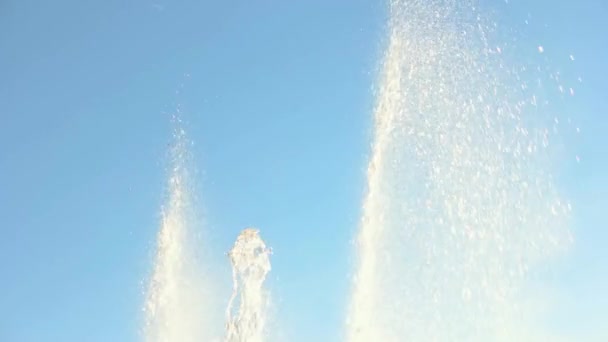 Fountain streams on sky background. — Stock Video