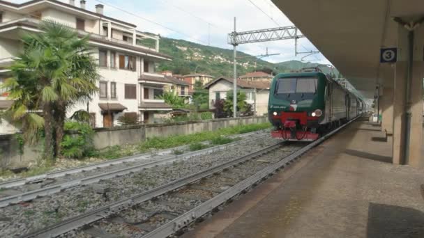 Trein in de buurt van een platform. — Stockvideo