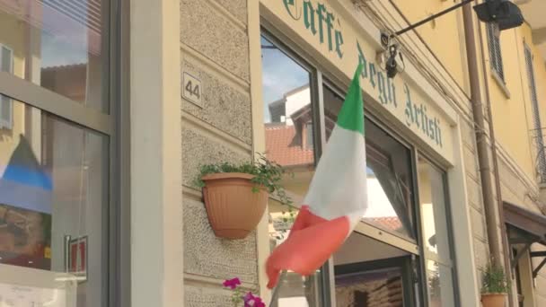 Bandera de Italia en el edificio . — Vídeos de Stock