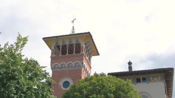 Ciel, beau bâtiment et arbre . — Video