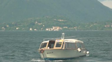 Maggiore Gölü yaz aylarında, tekne.