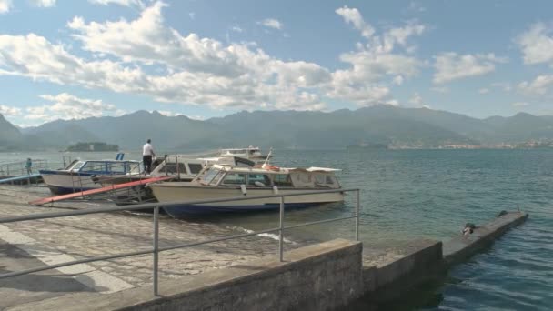 Βάρκες, όχθη της λίμνης Ματζόρε. — Αρχείο Βίντεο