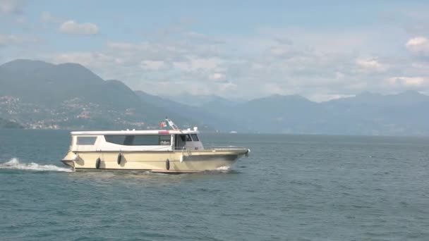Barca turistica in movimento . — Video Stock