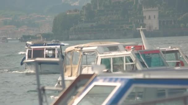 Barcos turísticos cerca de Isola Bella . — Vídeos de Stock