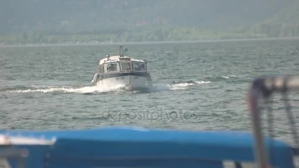 Toeristische boot vooraanzicht. — Stockvideo