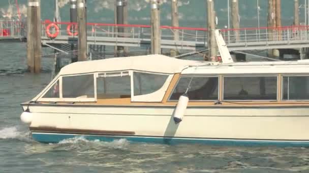 Turist tekne ve İskelesi, Stresa. — Stok video