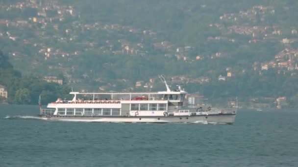Toeristische boot zijaanzicht, Italië. — Stockvideo