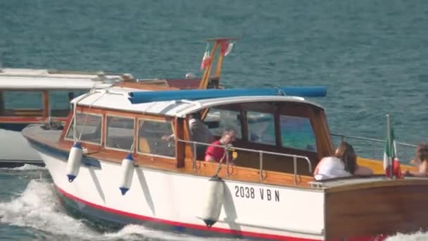 Turisté na lodi, jezero Maggiore. — Stock video