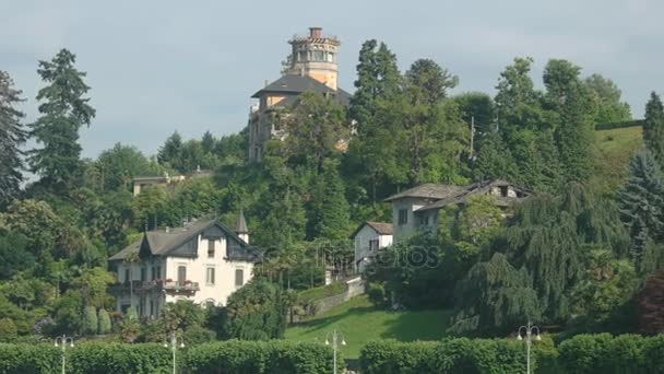 Zielony natura i klasycznych budynków. — Wideo stockowe