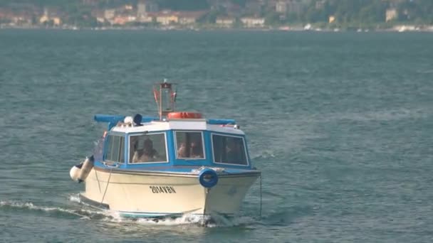 Mała turystyczna łodzi. — Wideo stockowe