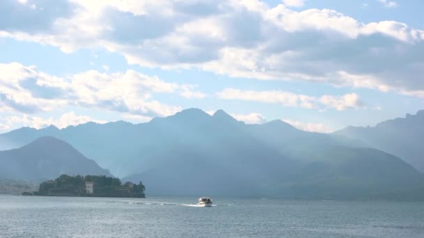 Isola Bella, hory a nebe. — Stock video