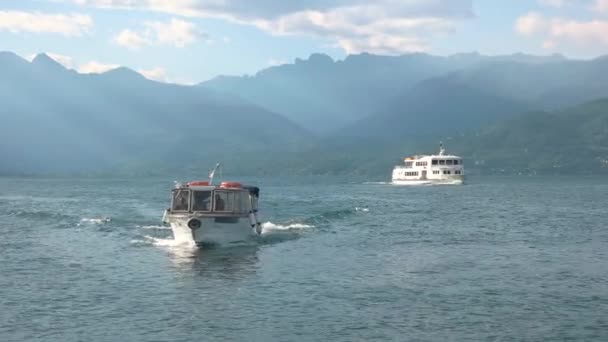 Туристические лодки на озере Маджоре . — стоковое видео