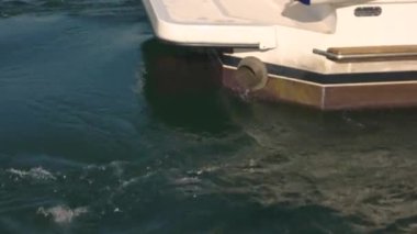 Tekne su yakın çekim.