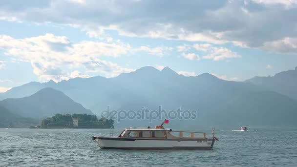 Loď na jezeře Maggiore. — Stock video